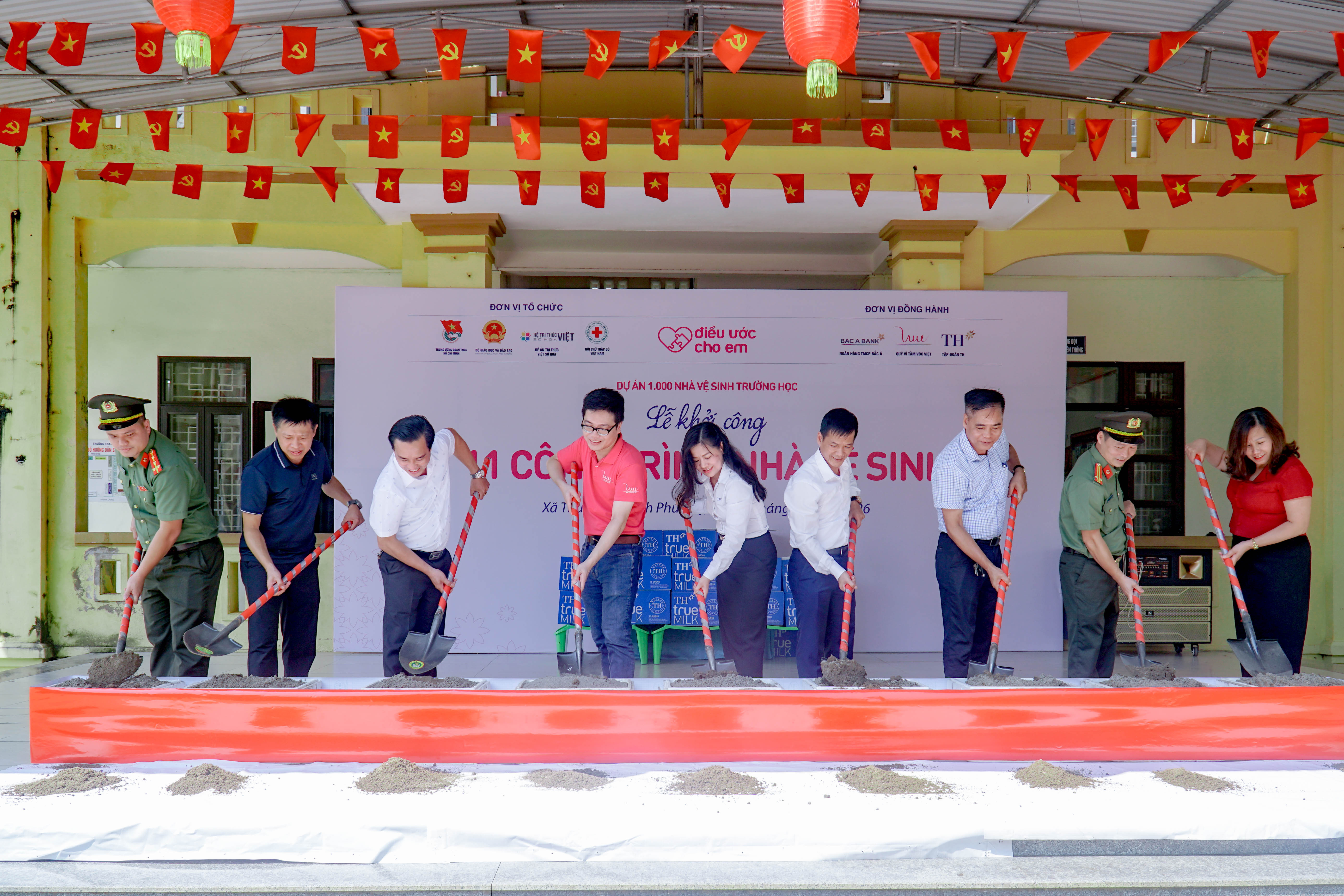Khởi công 11 công trình nhà vệ sinh trường học trị giá 480 triệu đồng tại xã Thung Nai